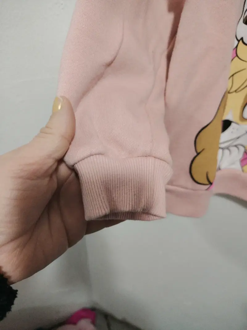 Polerón infantil rosa con diseño de personajes - 4