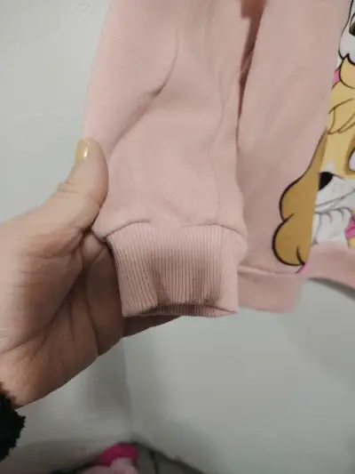 Polerón infantil rosa con diseño de personajes - miniatura 4