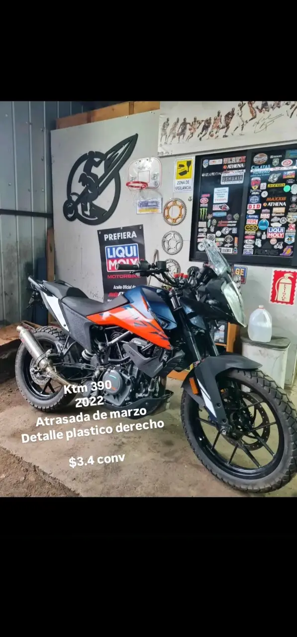 Moto KTM 390 2022 con detalle plástico
