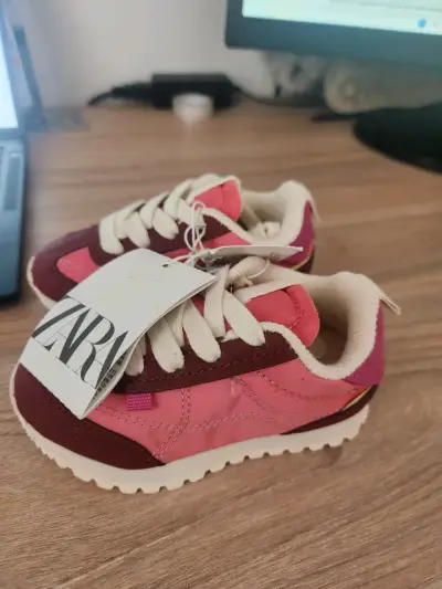 Zapatillas deportas Zara rosadas numero 22 - miniatura 2