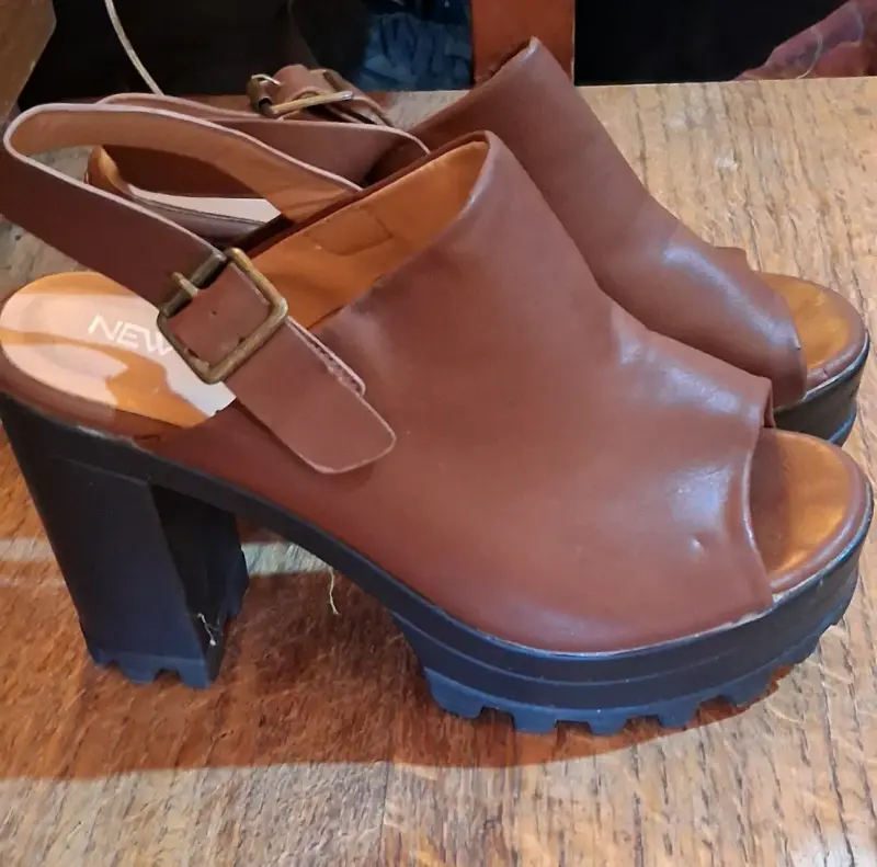 Sandalias de tacón marrón con plataforma - 1