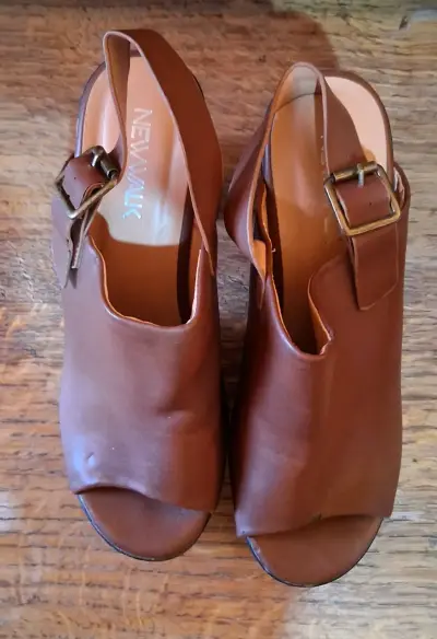 Sandalias de tacón marrón con plataforma - miniatura 2