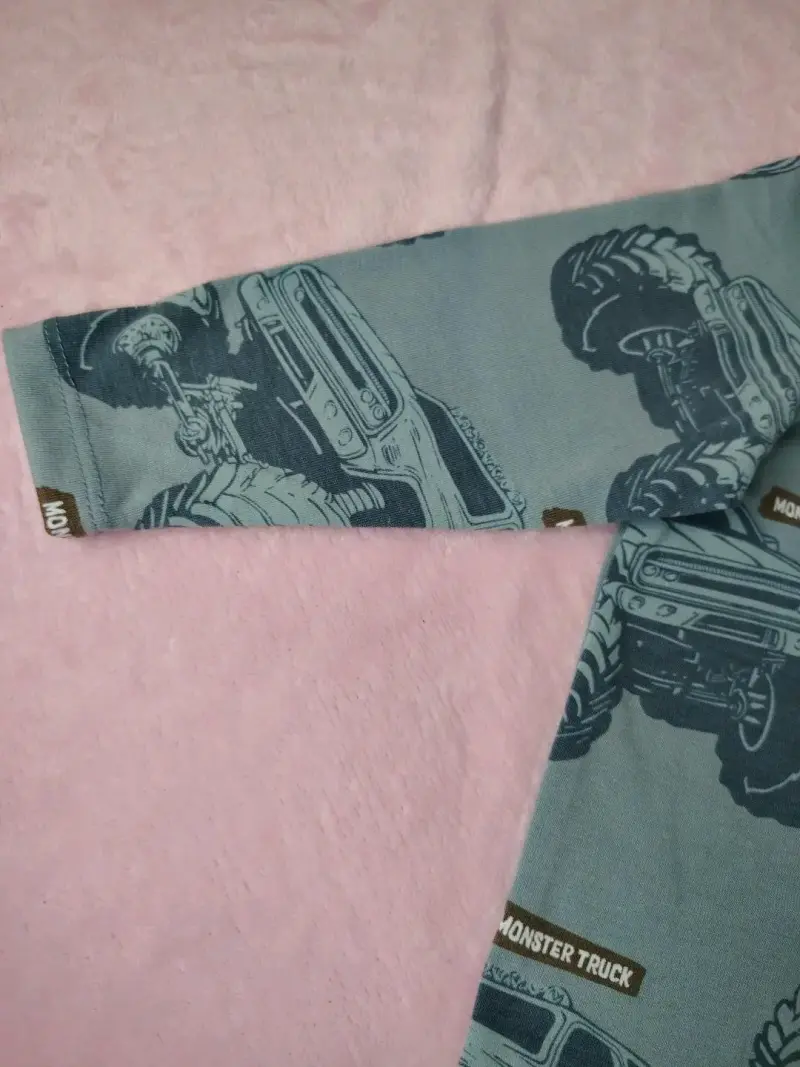 Polera manga larga para niño con diseño de monster trucks - 2