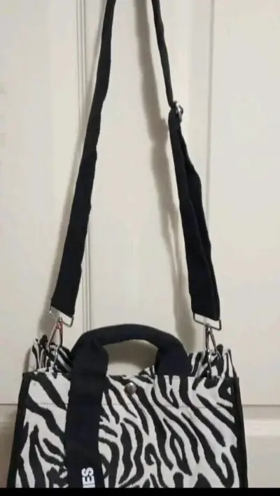 Bolso de mano estampado cebra con correa ajustable - miniatura 3