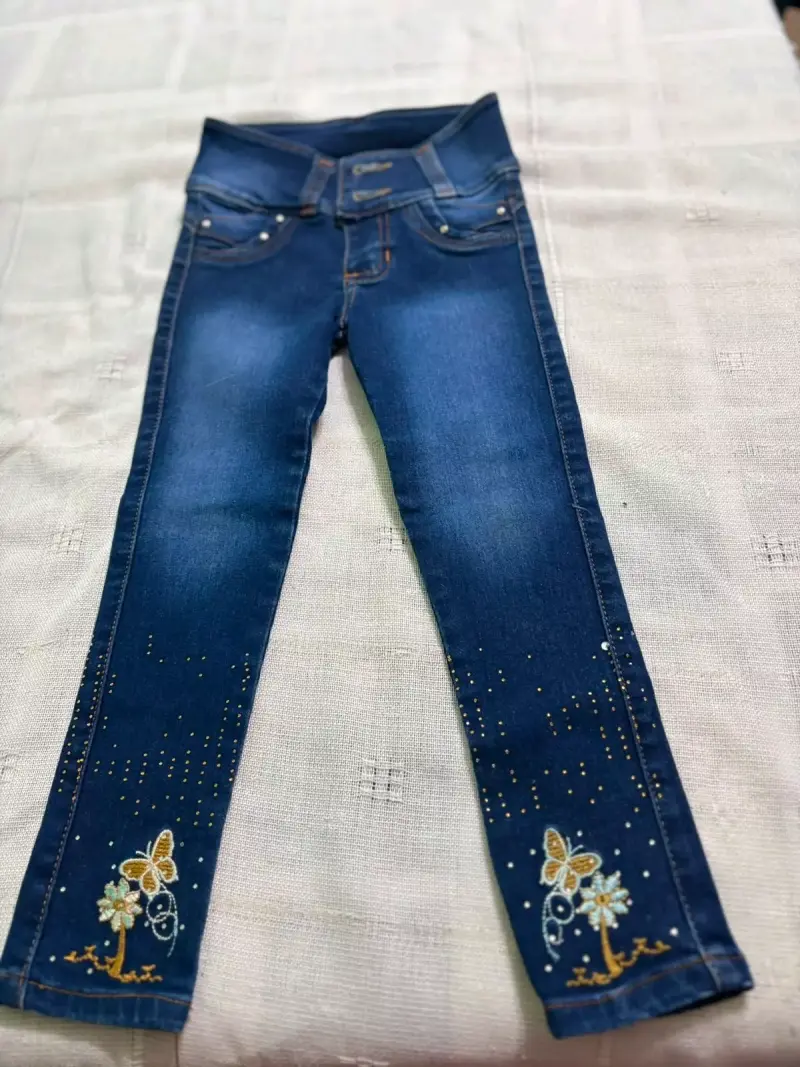 Jeans para niñas con bordado de mariposas