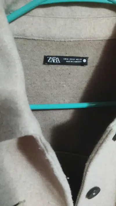 Chaqueta corta beige Zara para mujer - miniatura 2