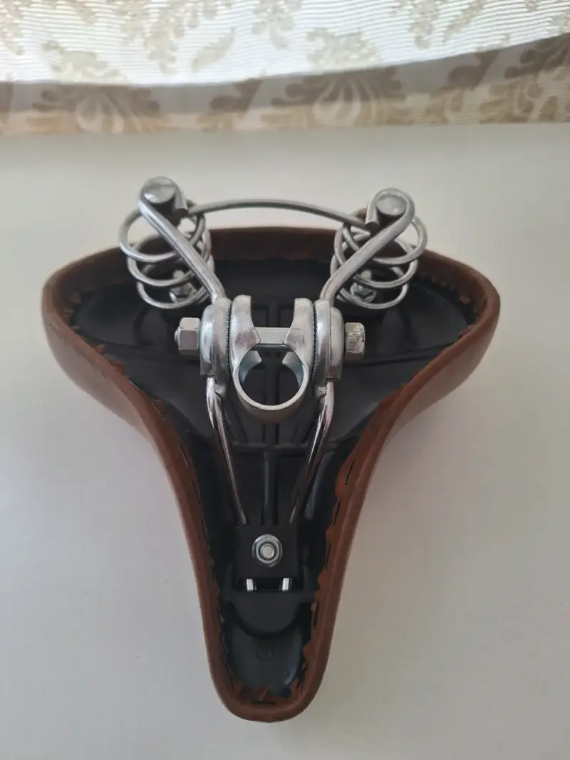 Asiento de bicicleta marrón con resortes - 3