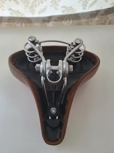 Asiento de bicicleta marrón con resortes - miniatura 3