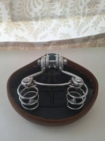 Asiento de bicicleta marrón con resortes - miniatura 4