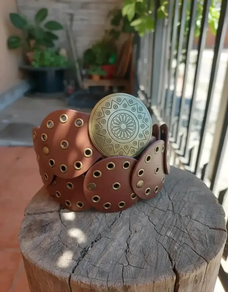 Cinturón con diseño metálico decorativo