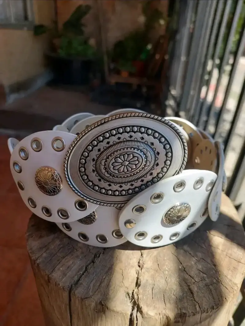 Cinturón blanco con hebilla decorativa metálica