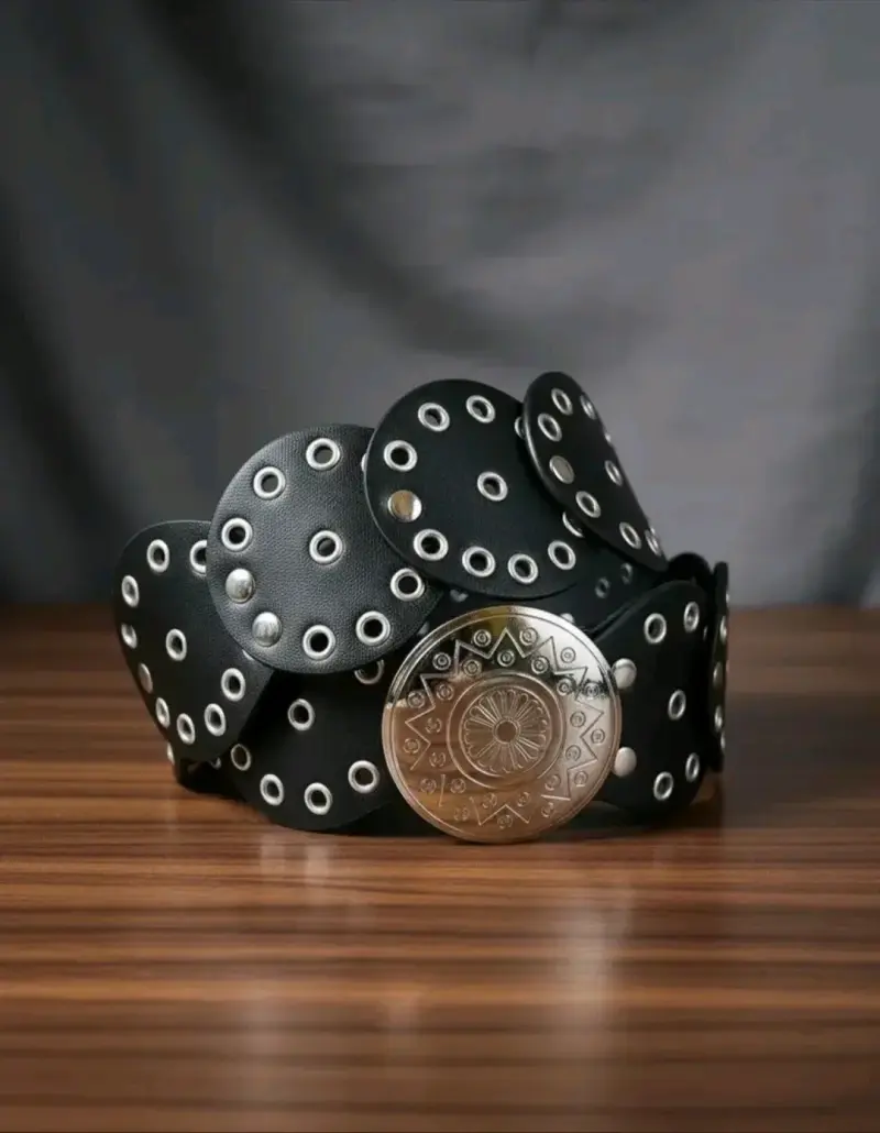 Cinturón negro con hebilla decorativa