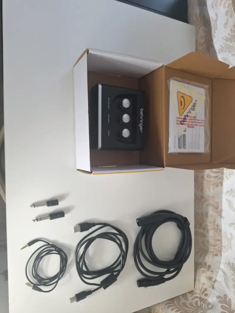 Interfaz de Audio USB Behringer U-Phoria UM2 - 2