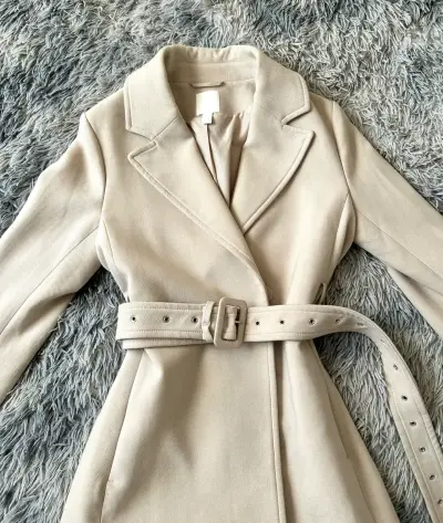Abrigo beige con cinturón elegante para mujer - miniatura 1