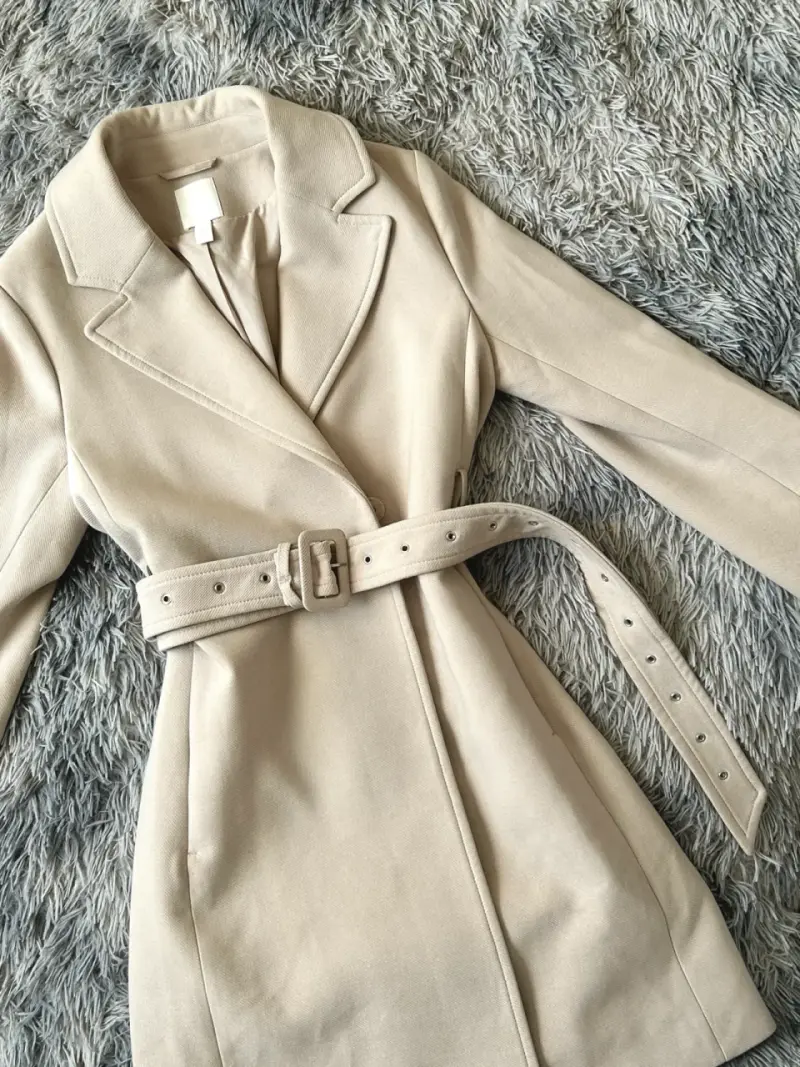 Abrigo beige con cinturón elegante para mujer - 2