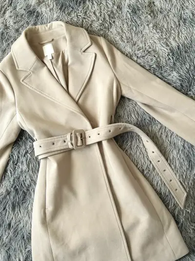 Abrigo beige con cinturón elegante para mujer - miniatura 2