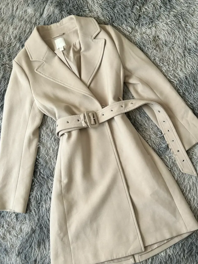 Abrigo beige con cinturón elegante para mujer - 3