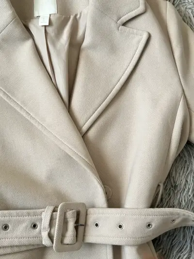 Abrigo beige con cinturón elegante para mujer - miniatura 4