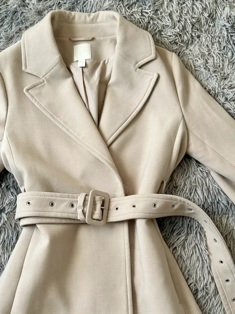 Abrigo beige con cinturón elegante para mujer - 5