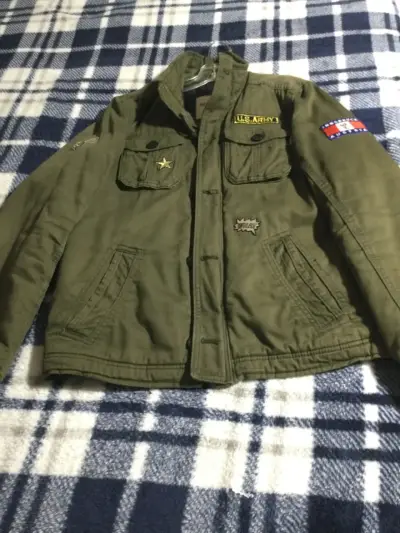Chaqueta militar verde Hollister con parches - miniatura 1