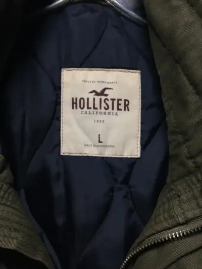 Chaqueta militar verde Hollister con parches - miniatura 2