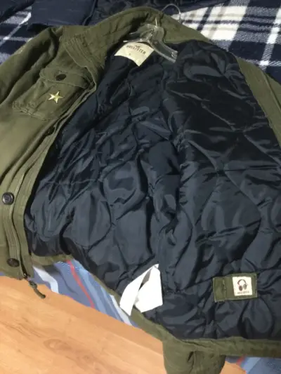 Chaqueta militar verde Hollister con parches - miniatura 3