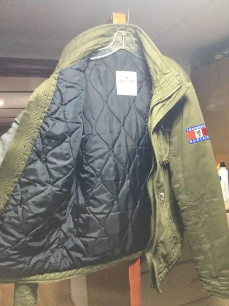 Chaqueta militar verde Hollister con parches - 4