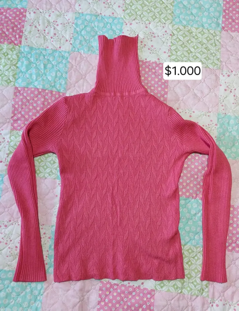 Suéter de cuello alto tejido rosado