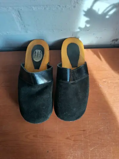Zuecos de cuero negro con suela de madera - miniatura 1