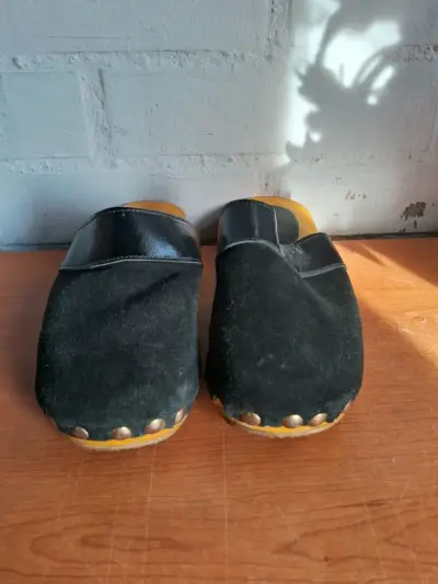 Zuecos de cuero negro con suela de madera - miniatura 2