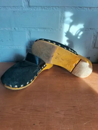 Zuecos de cuero negro con suela de madera - miniatura 4