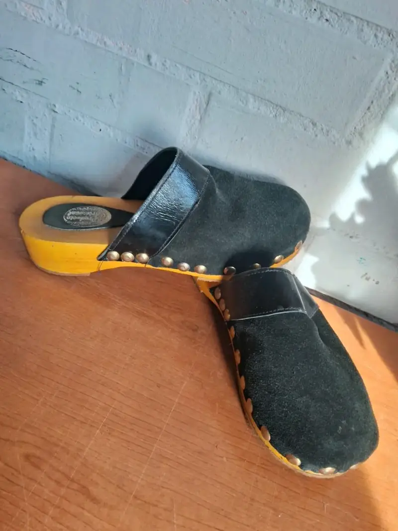 Zuecos de cuero negro con suela de madera - 5