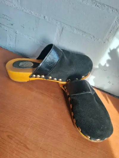 Zuecos de cuero negro con suela de madera - miniatura 5