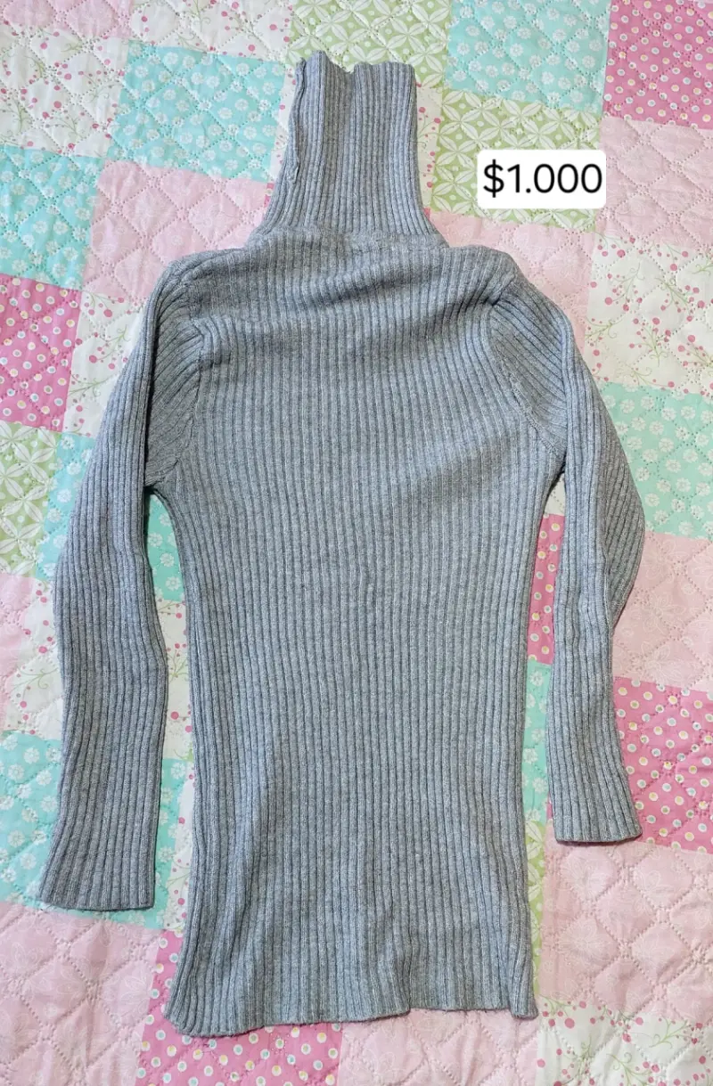 Suéter de cuello alto gris para mujer