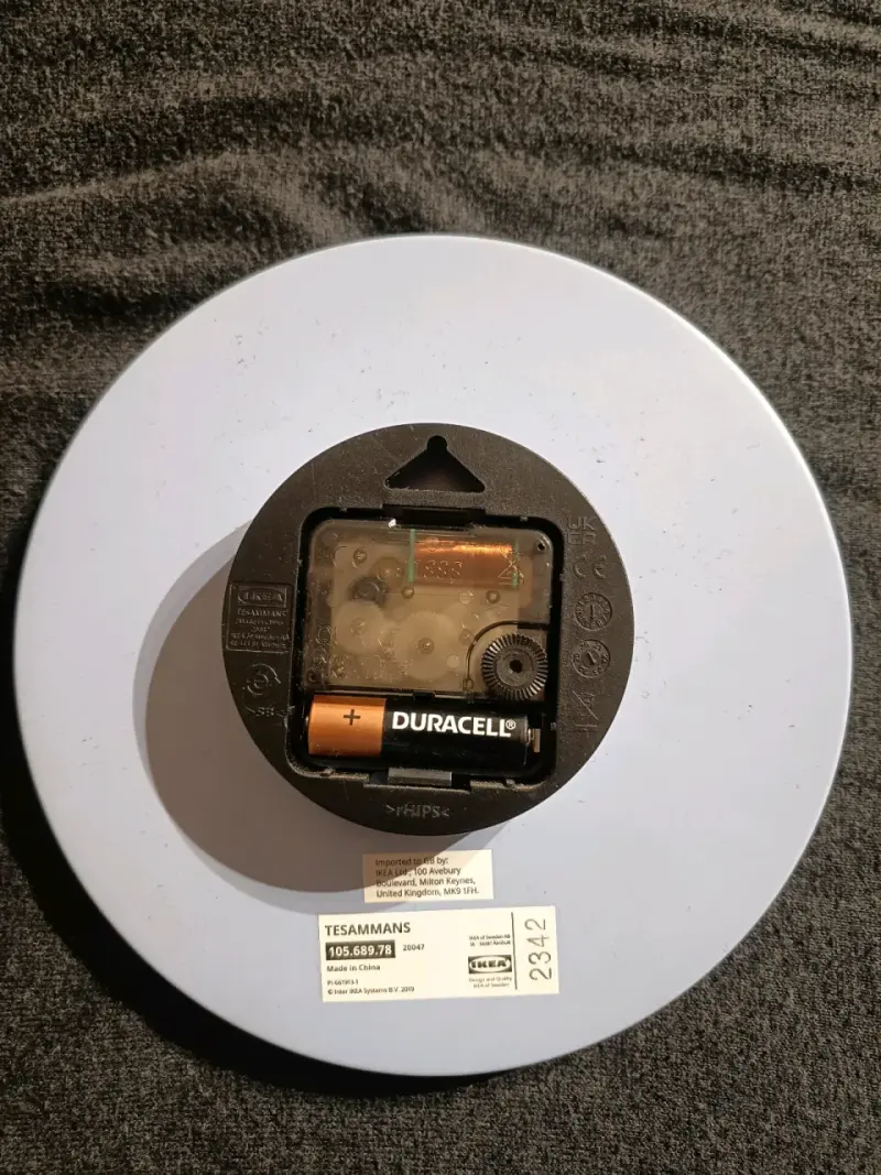 Reloj de pared multicolor con diseño moderno - 4