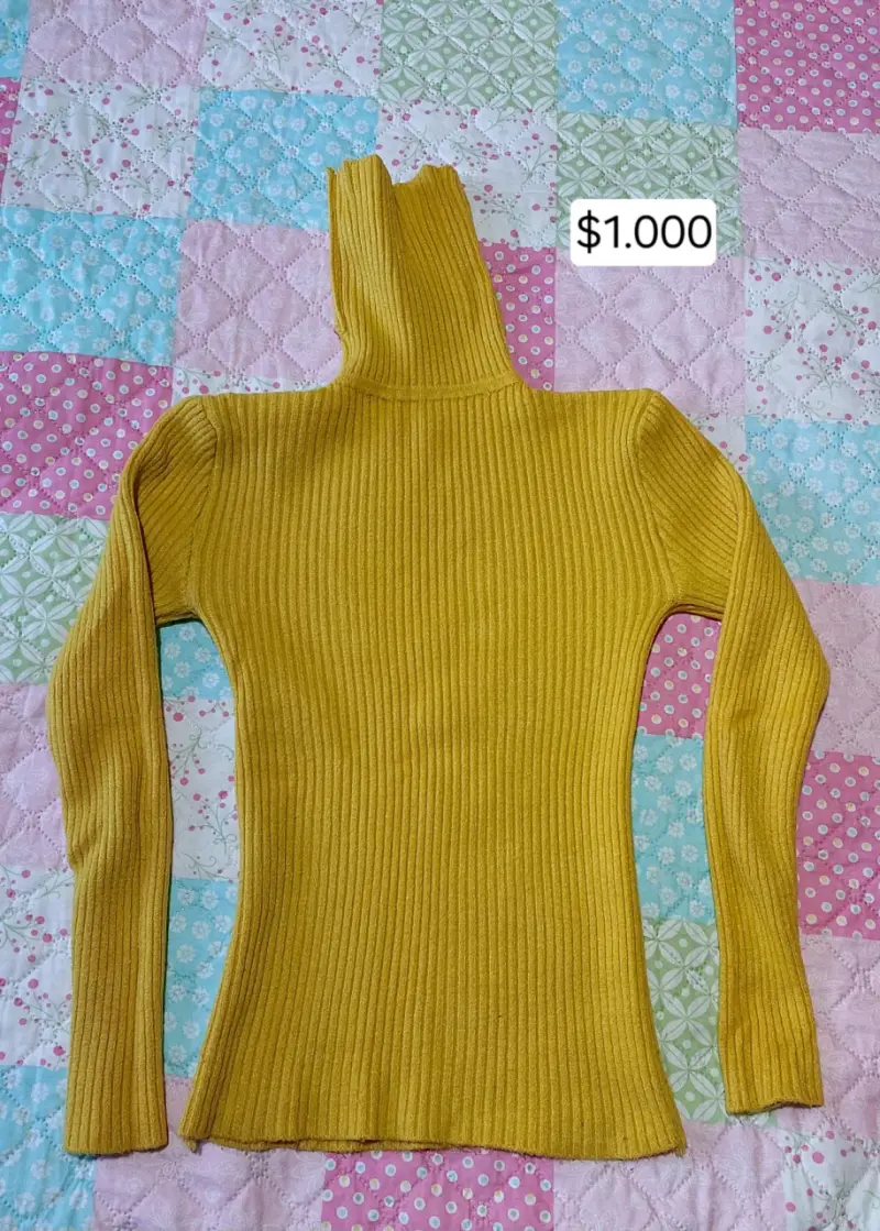 Suéter de cuello alto amarillo mostaza
