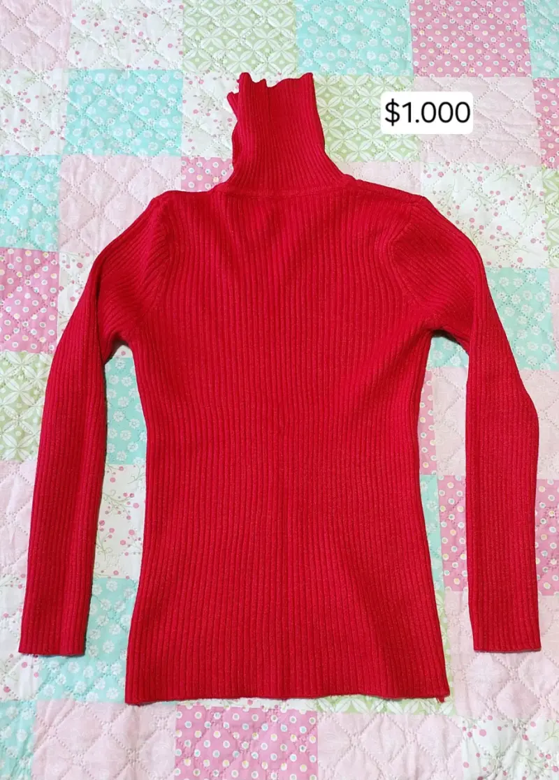Suéter rojo de cuello alto para mujer
