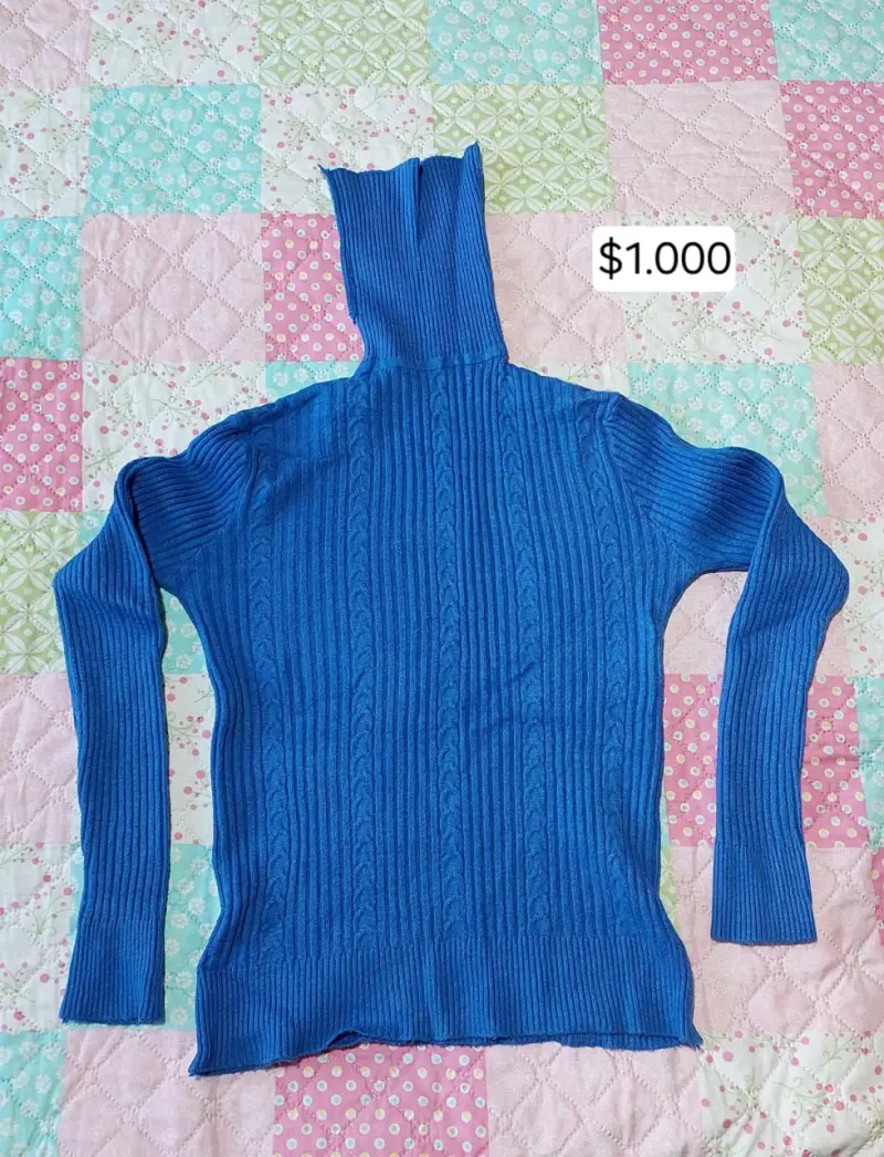 Suéter azul de cuello alto para mujer