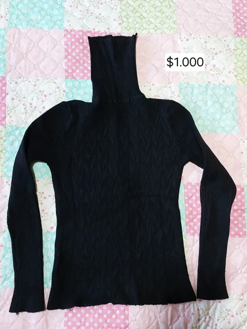 Suéter negro de cuello alto para mujer