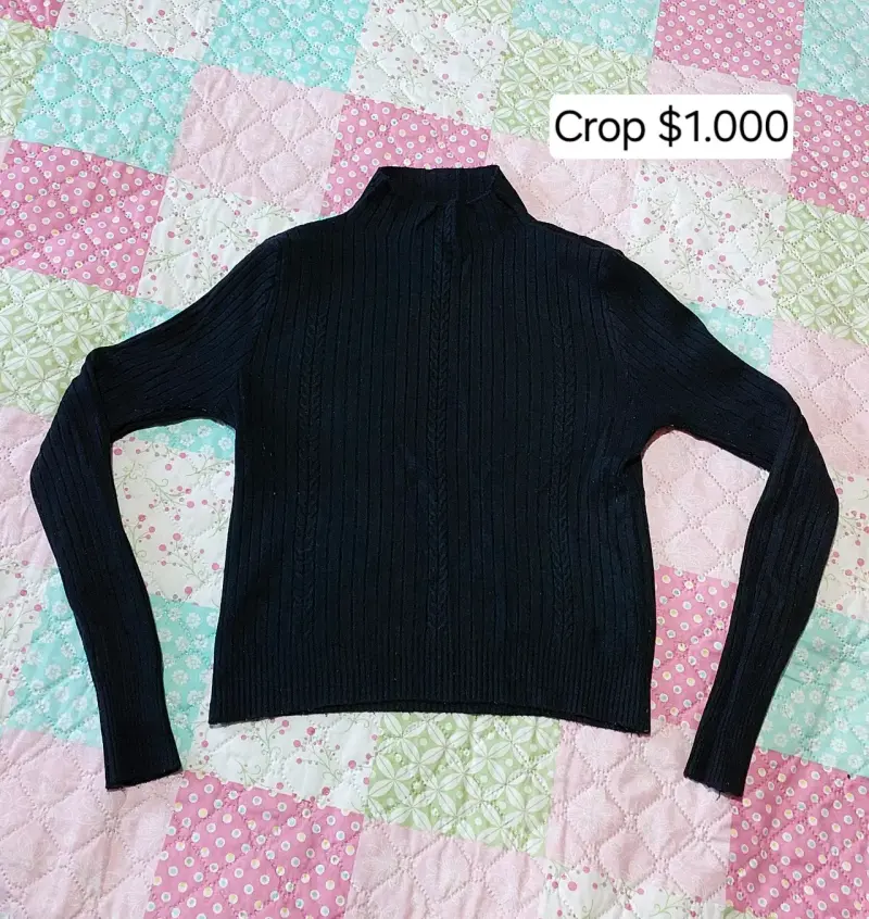 Suéter crop negro de cuello alto para mujer