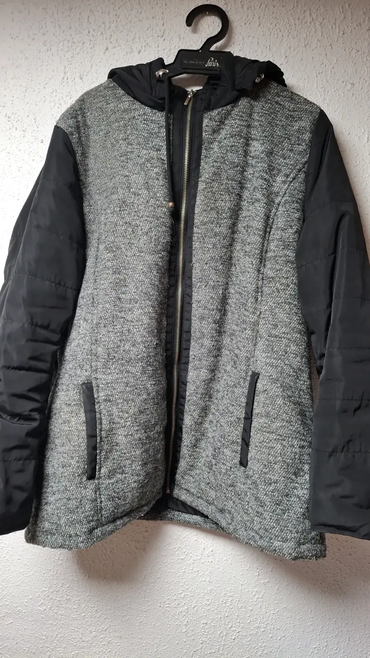 Chaqueta de invierno gris y negra con capucha - 1