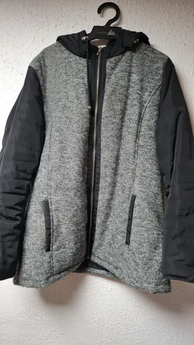 Chaqueta de invierno gris y negra con capucha - miniatura 1