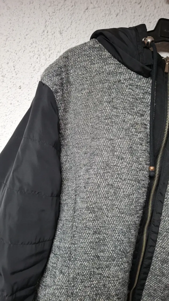 Chaqueta de invierno gris y negra con capucha - 2