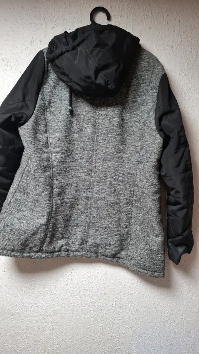Chaqueta de invierno gris y negra con capucha - miniatura 3