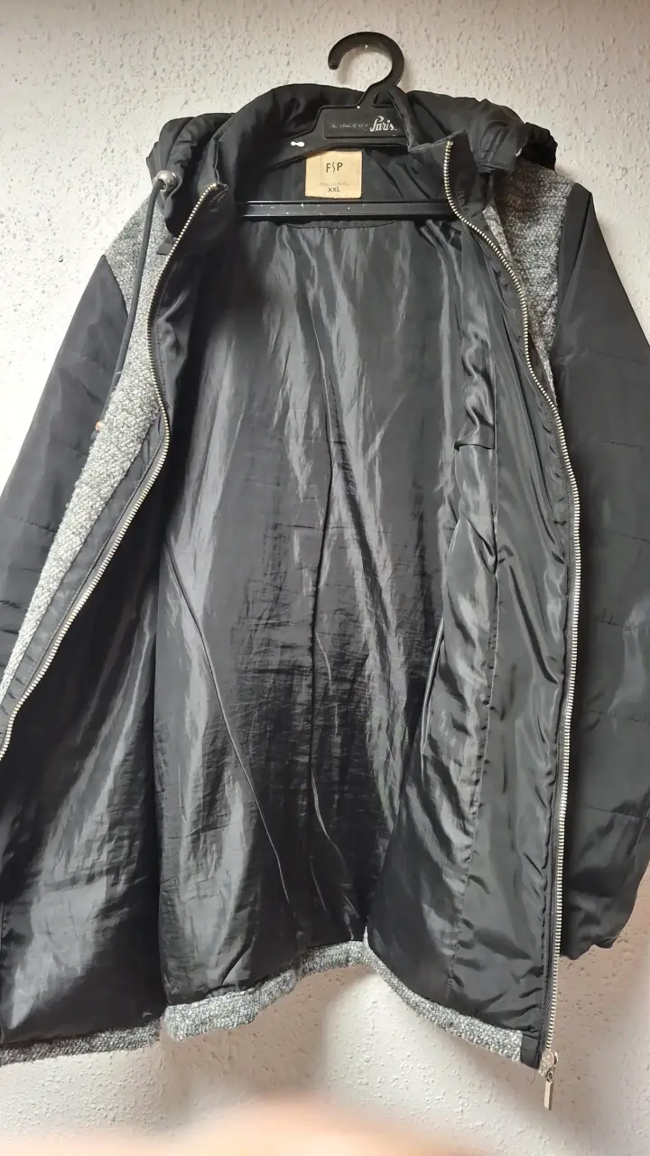 Chaqueta de invierno gris y negra con capucha - 4