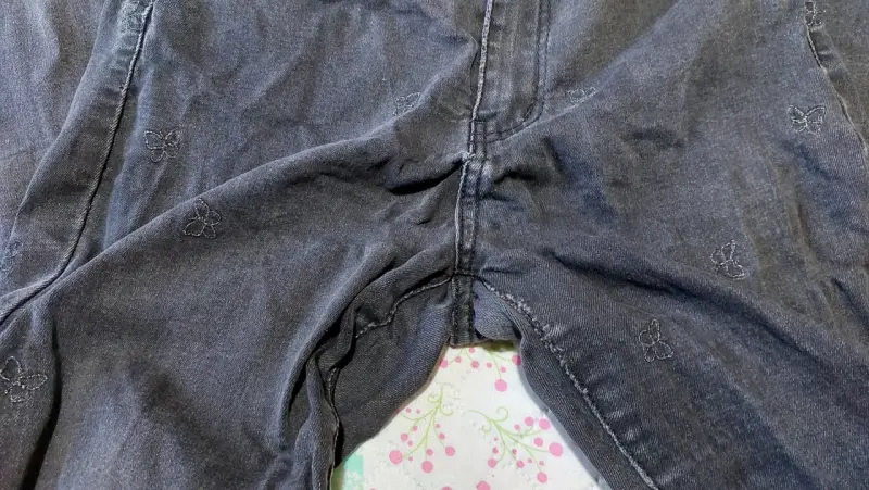 Jeans oscuros con bordado de mariposas talla 42 - 2
