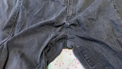 Jeans oscuros con bordado de mariposas talla 42 - miniatura 2