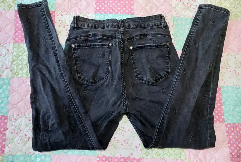 Jeans oscuros con bordado de mariposas talla 42 - 3