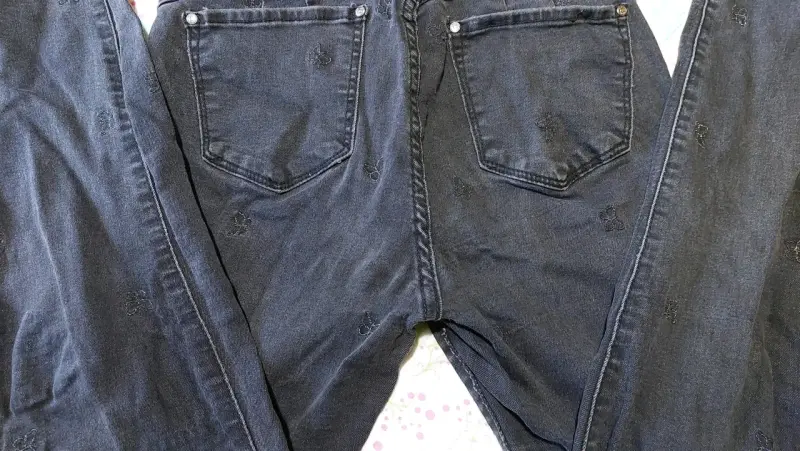 Jeans oscuros con bordado de mariposas talla 42 - 4