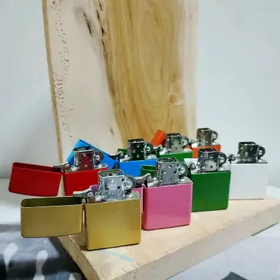 Encendedores tipo Zippo de colores variados - miniatura 1